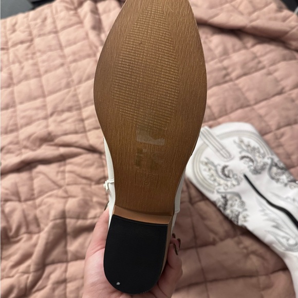 Elegant White Embroidered Women's Boots - Picture 3 of 6